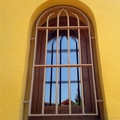Ventana curvada en PVC roble dorado