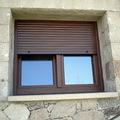 Ventana de pvc color nogal