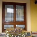 Ventana en madera de Iroko barnizado
