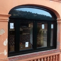 Ventana exterior de madera con punto