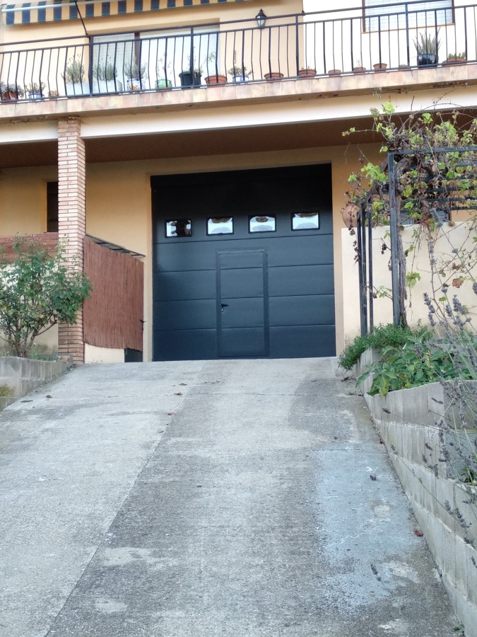 PUERTA SECCIONAL + PEATONAL + VENTANAS