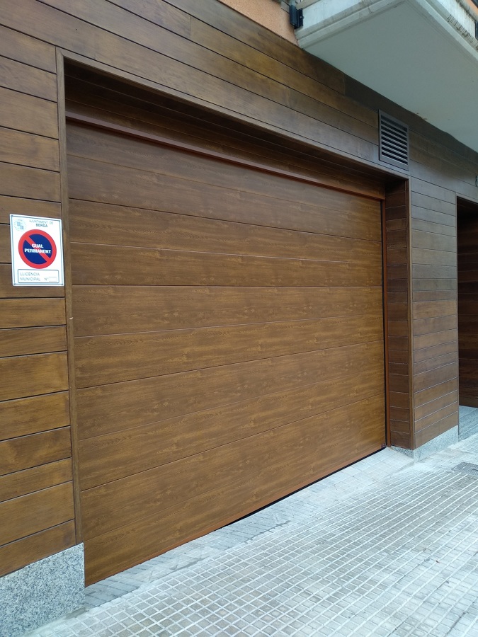 PUERTA SECCIONAL IMITACION MADERA