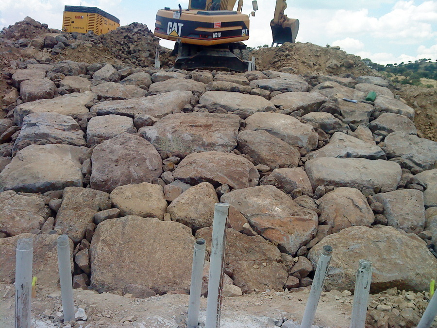 Escollera en la presa de montoro