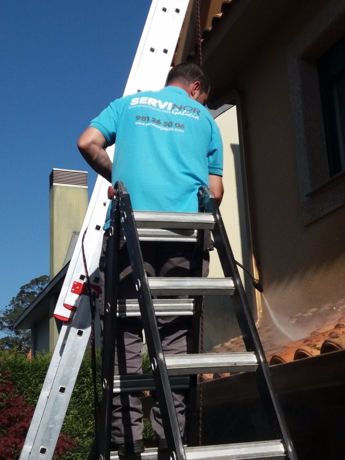 Limpieza de canalones y tejadillo en vivienda unifamiliar