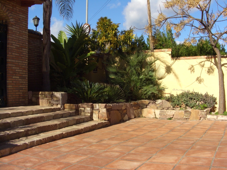 TERRAZA BARRO Y MACETEROS PIEDRA