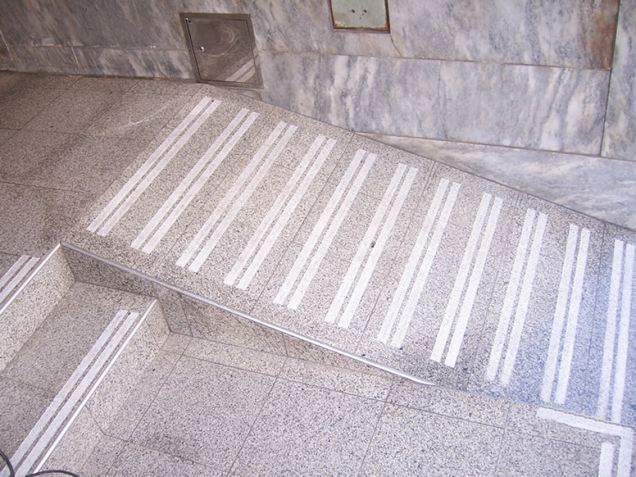 Rampa con tallado antideslizante