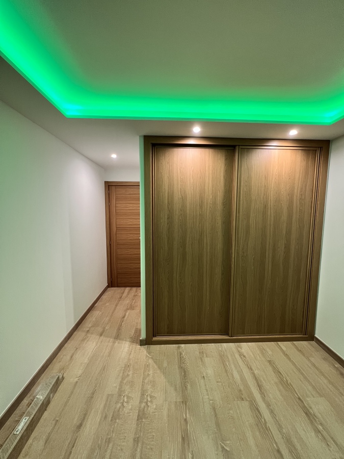 Techo led, armarios , puerta