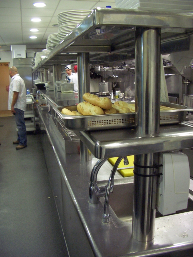 Estantería central de pase en cocina profesional