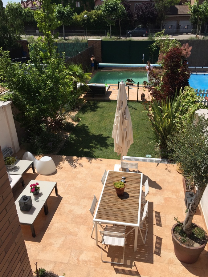 Jardin con piscina parcela adosada
