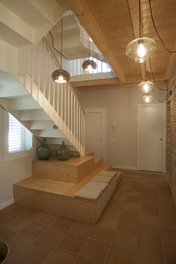 Acceso y escalera de la Casa CMB