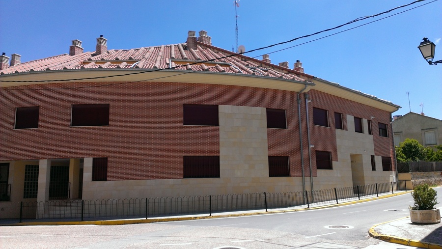 24 viviendas y garajes.