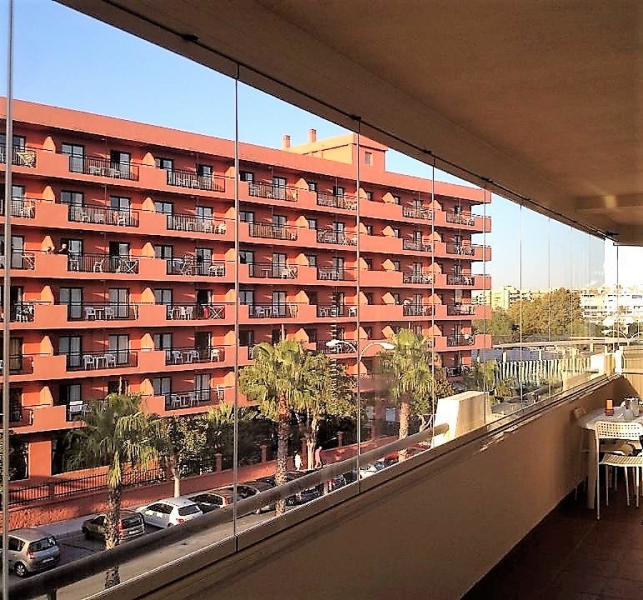 Instalación de cortina de cristal en Fuengirola.