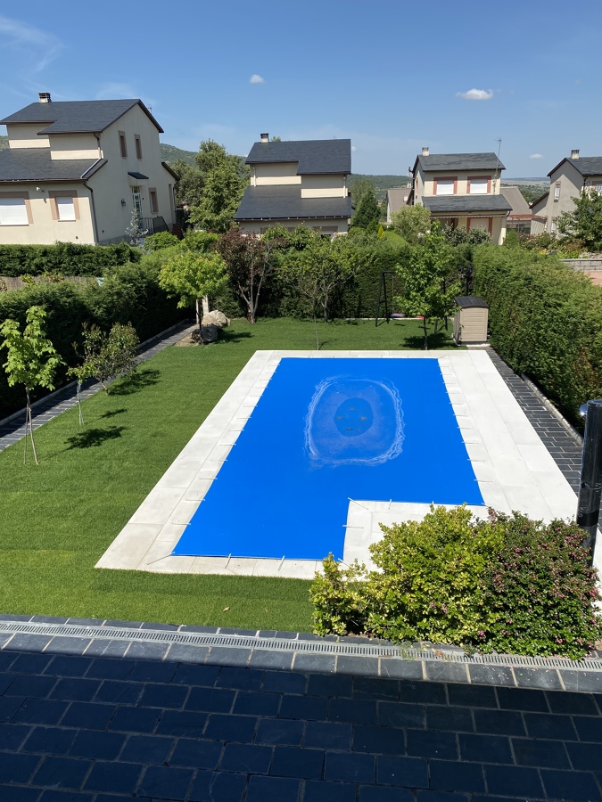 Jardín con césped natural de alta calidad