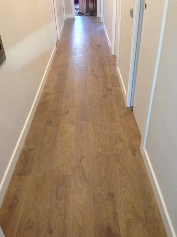 parquet quick-step con zocalo blanco