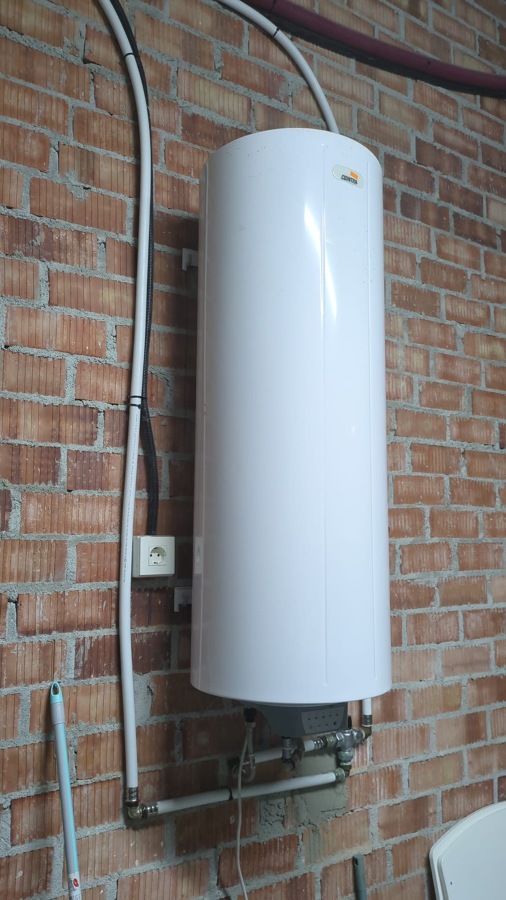 Instalación termo eléctrico 200l en gimnasio