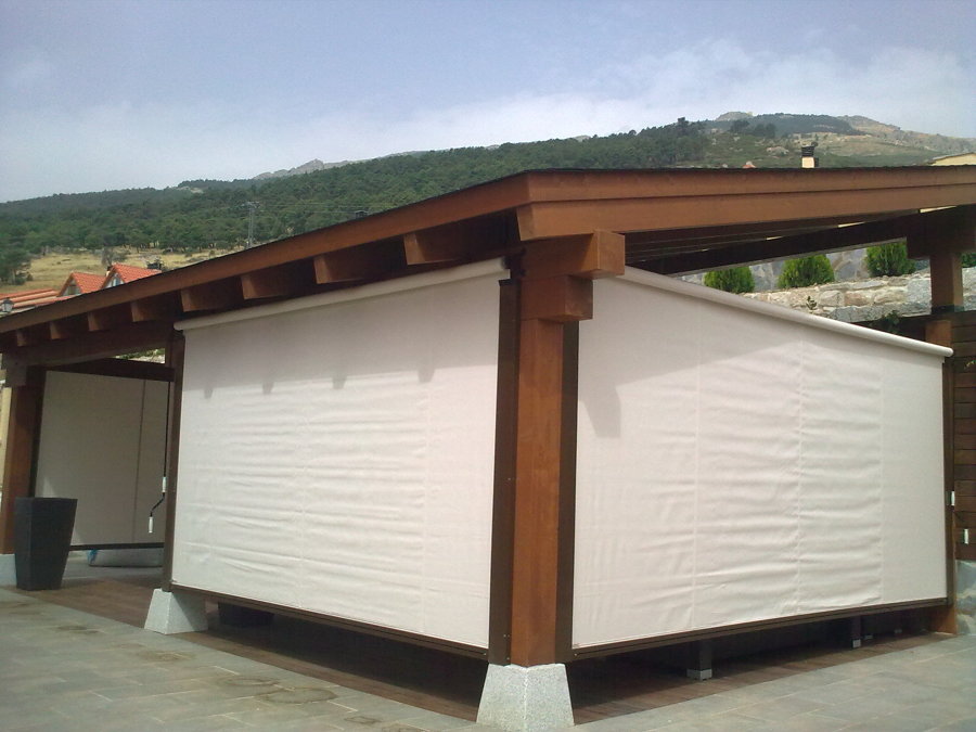 pergola de madera y toldo contraviento