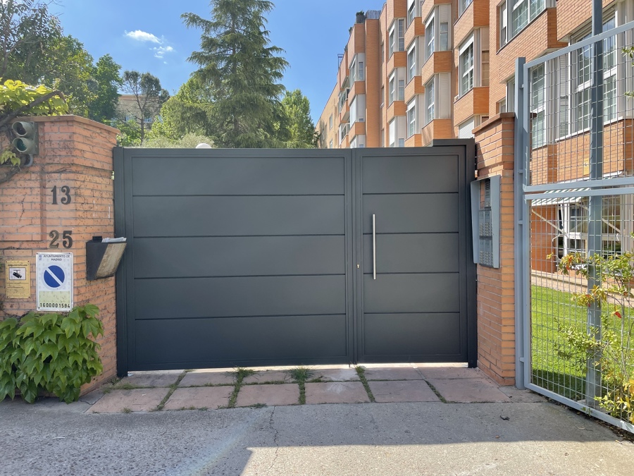 Portón en chapa plegada