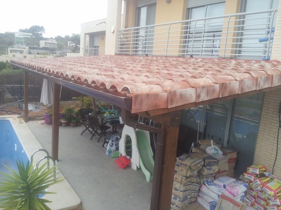 Porche madera acabado en teja ceramica