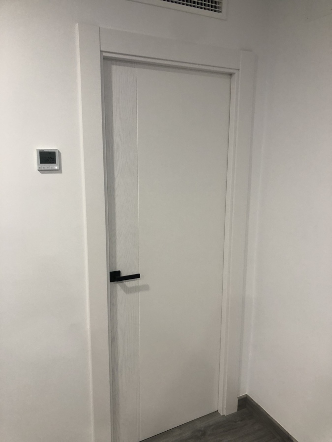 Puerta abatible decapada