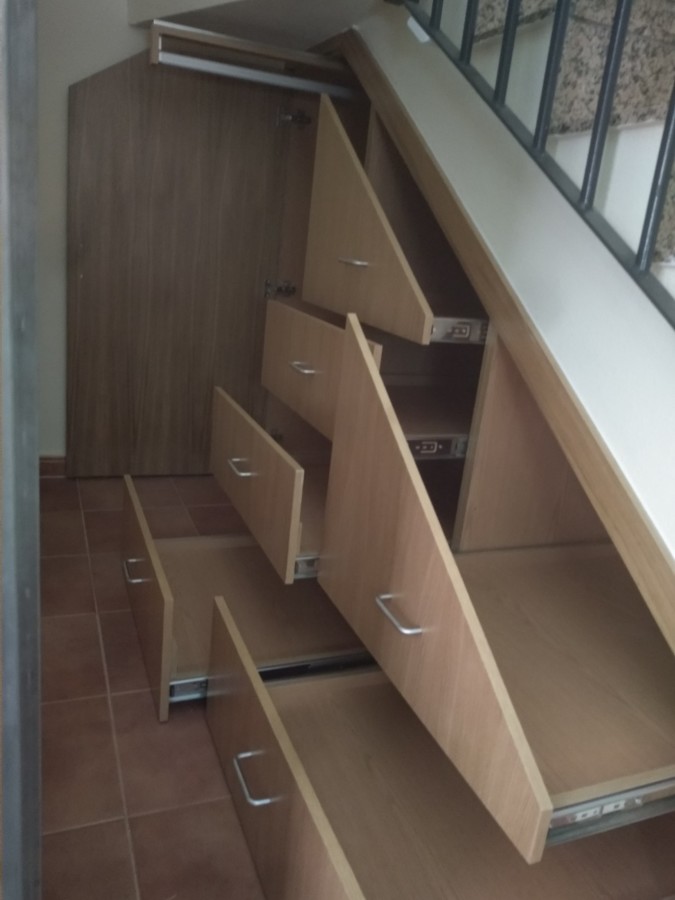 BAJO ESCALERA BARNIZADO EN ROBLE