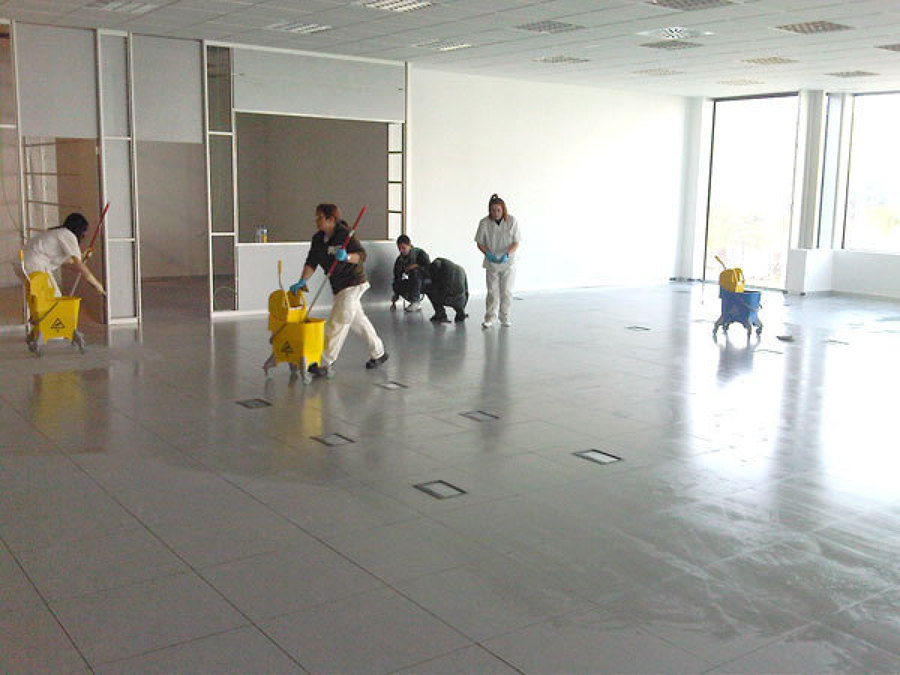 Limpieza en exposición de automoviles