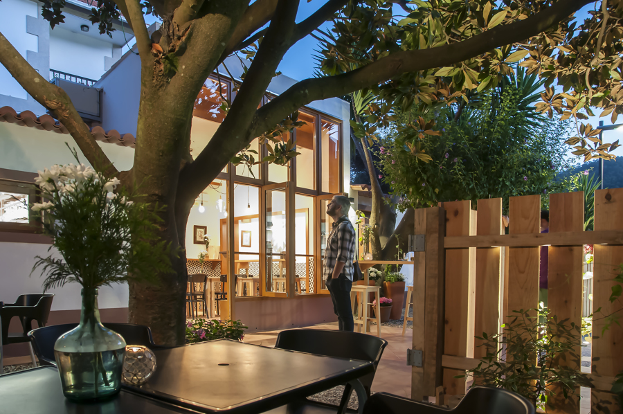 Noite. Tapas e petiscos. Reforma de local para tapería.