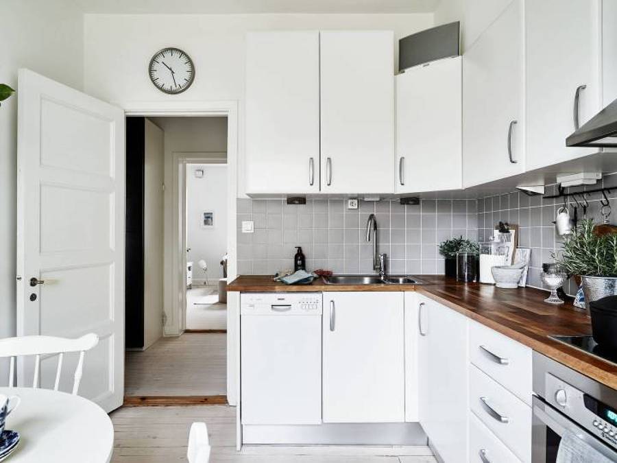 Walk-in closet detrás del cabecero de la cama