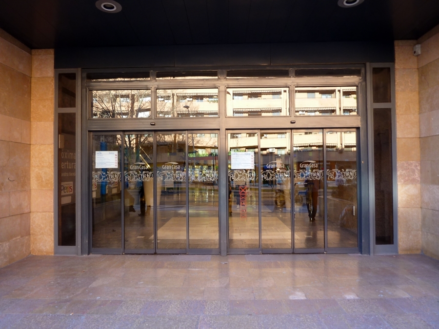 10- Puerta entrada Centro Comercial Grancasa