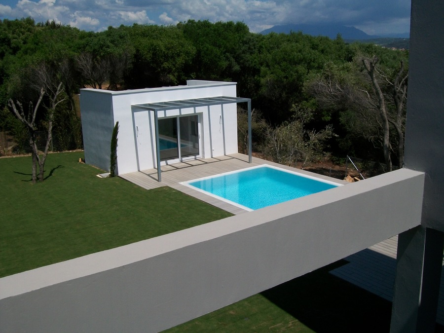 piscina y construccion auxiliar