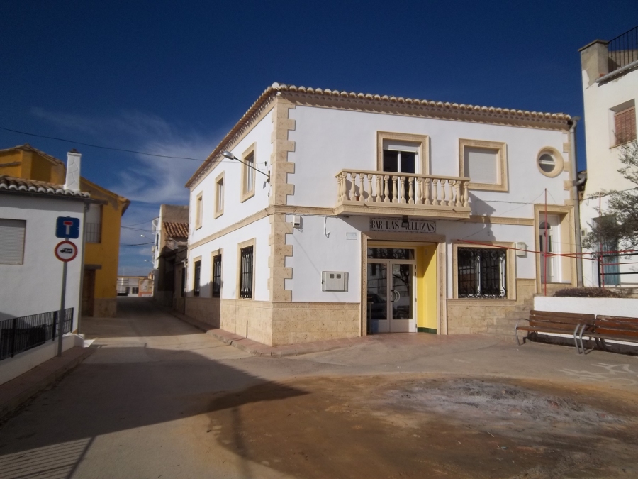 Construcción completa de edificio destinado a bar