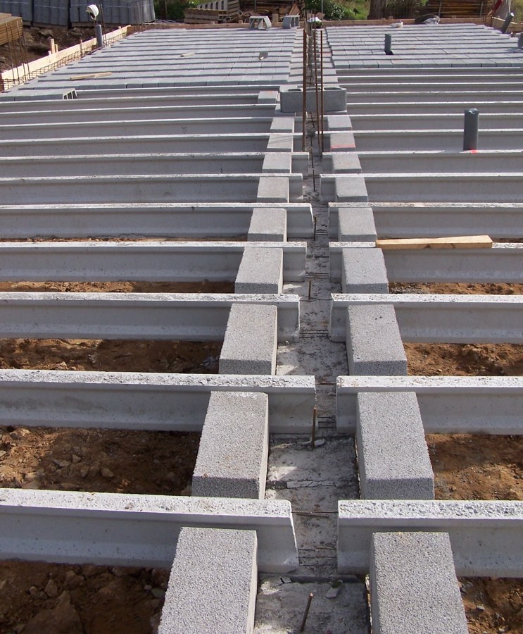 Estructura de hormigón sobre muretes en construcción de viviendas.