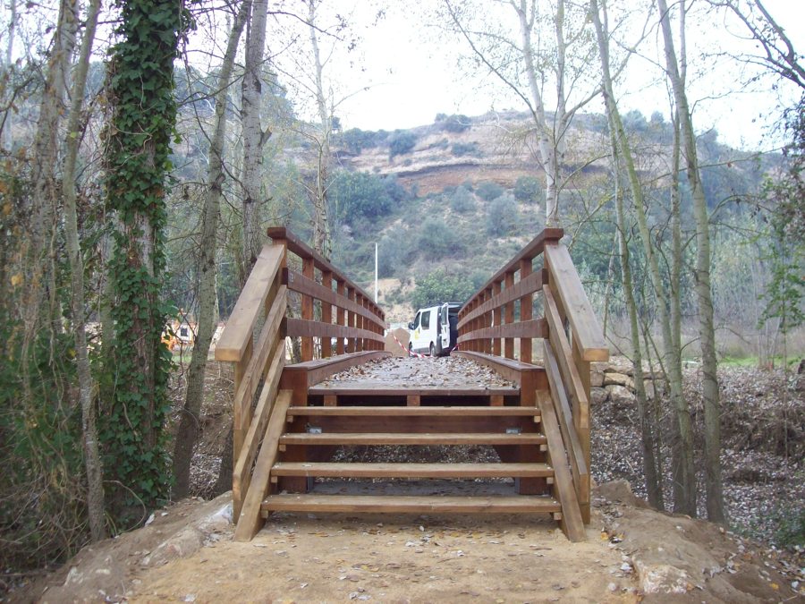 Paredes de Piedra seca en la zona de Picnic en Mora de Ebro 