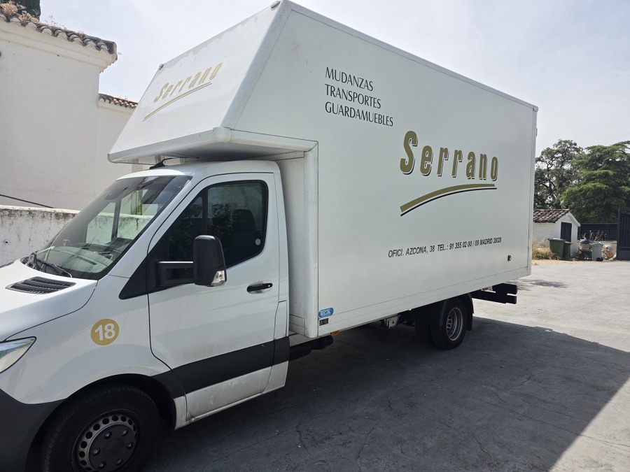 Camión de Mudanzas Serrano en servicio de traslado