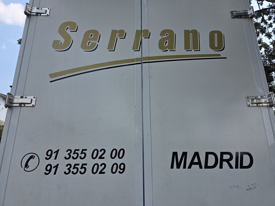 Camión de Mudanzas Serrano listo para iniciar el servicio