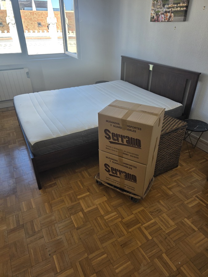 Montaje de cama y preparación de mobiliario en destino