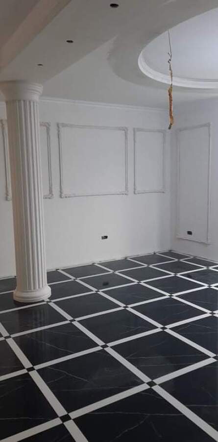 Suelos con azulejos y decoración en las paredes