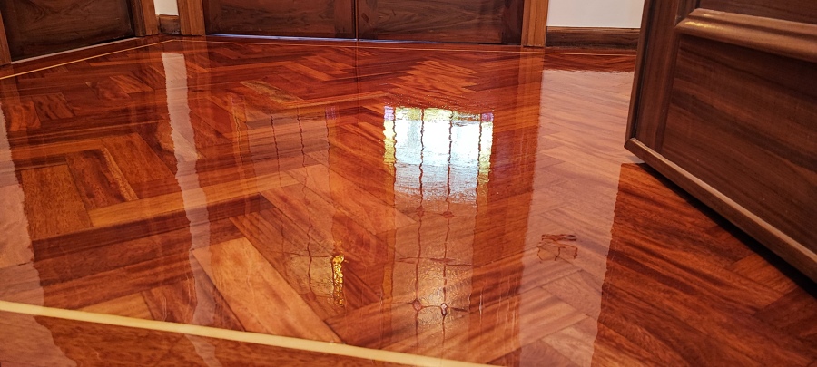 Instalación de parquet de jatoba y barnizado