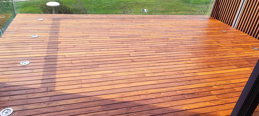 Instalación de tarima en terraza exterior y focos en suelo