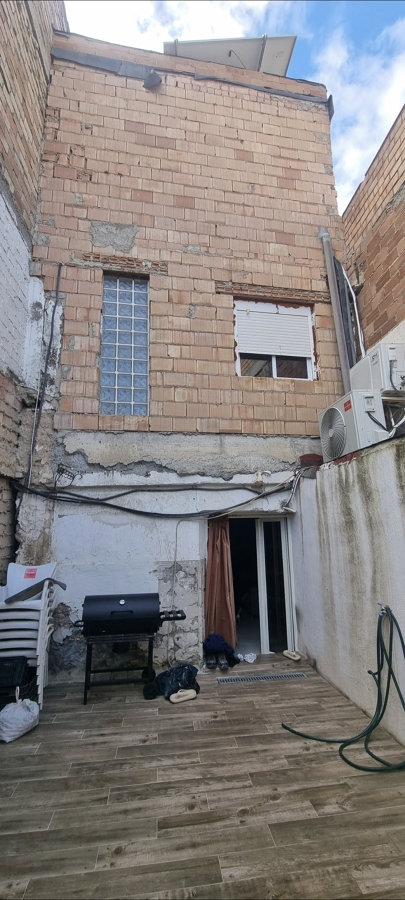 Fachada y patio en maracena