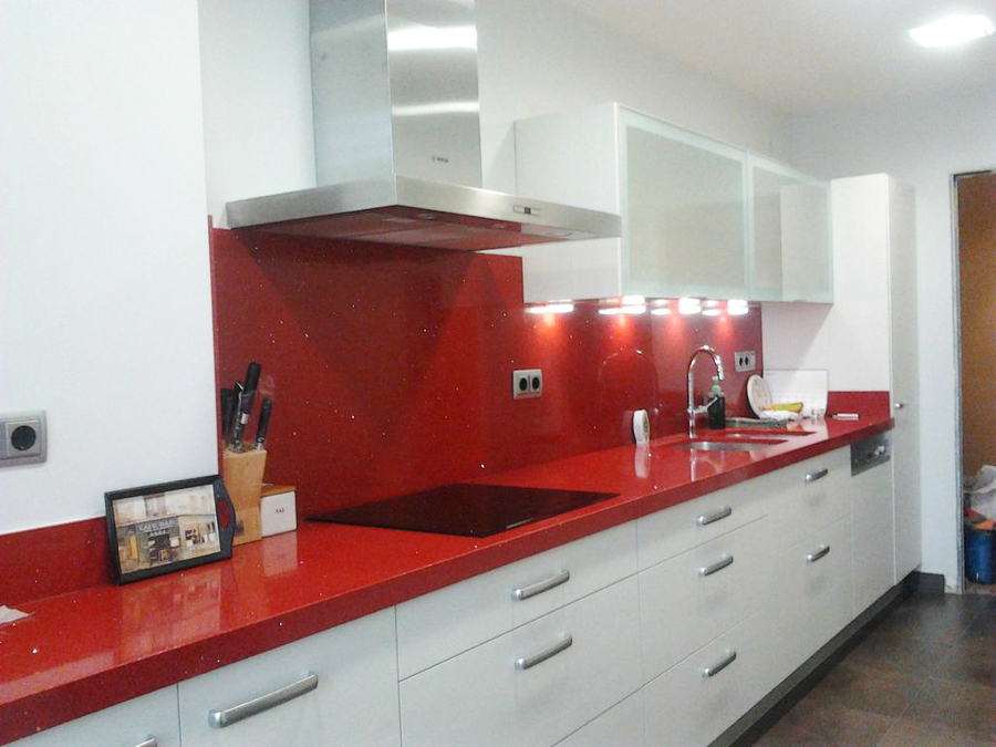 Cocina silestone rojo