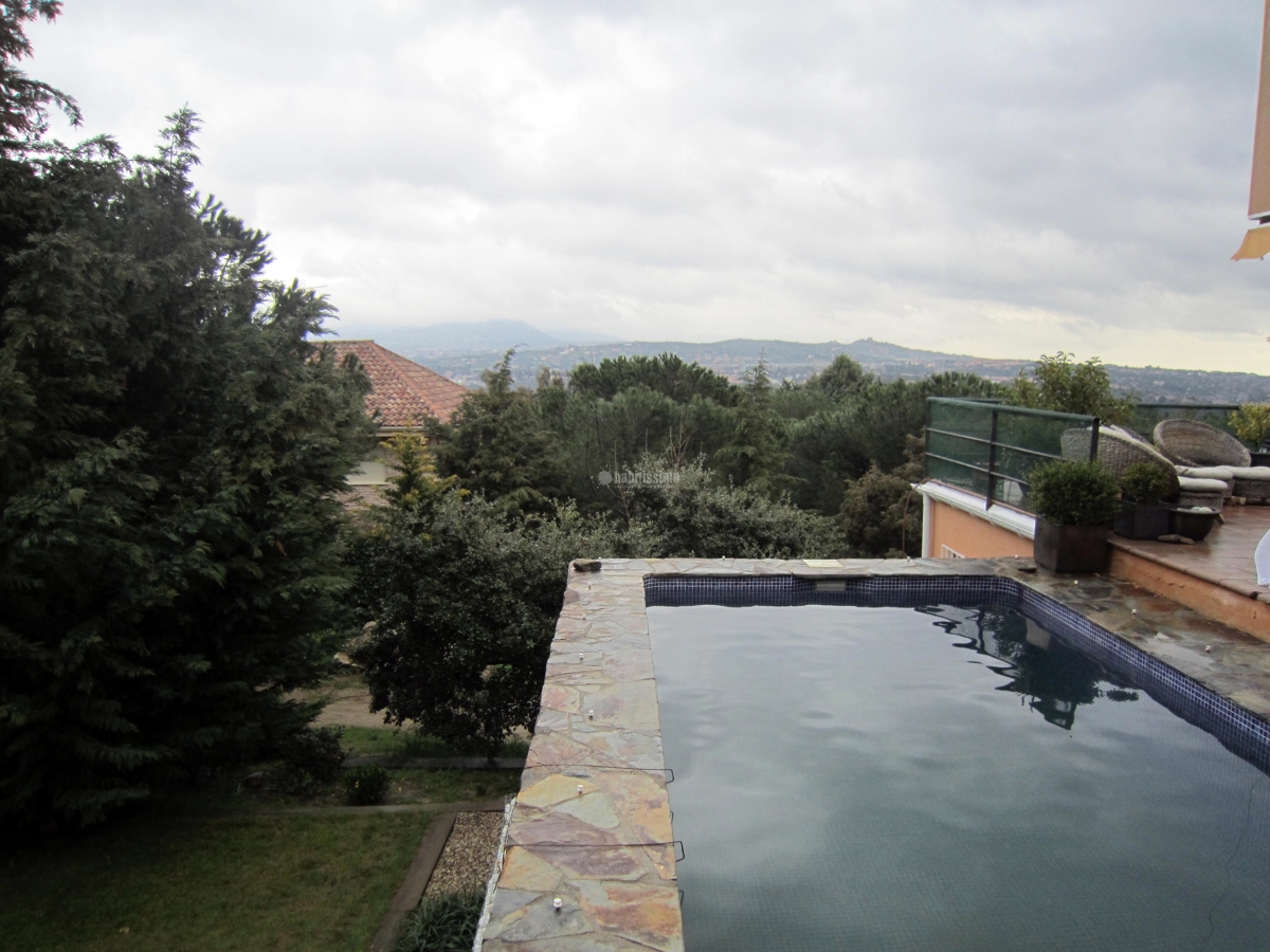 Piscina elevada a pié de terraza en jardin