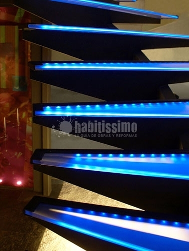 Escalera con iluminación