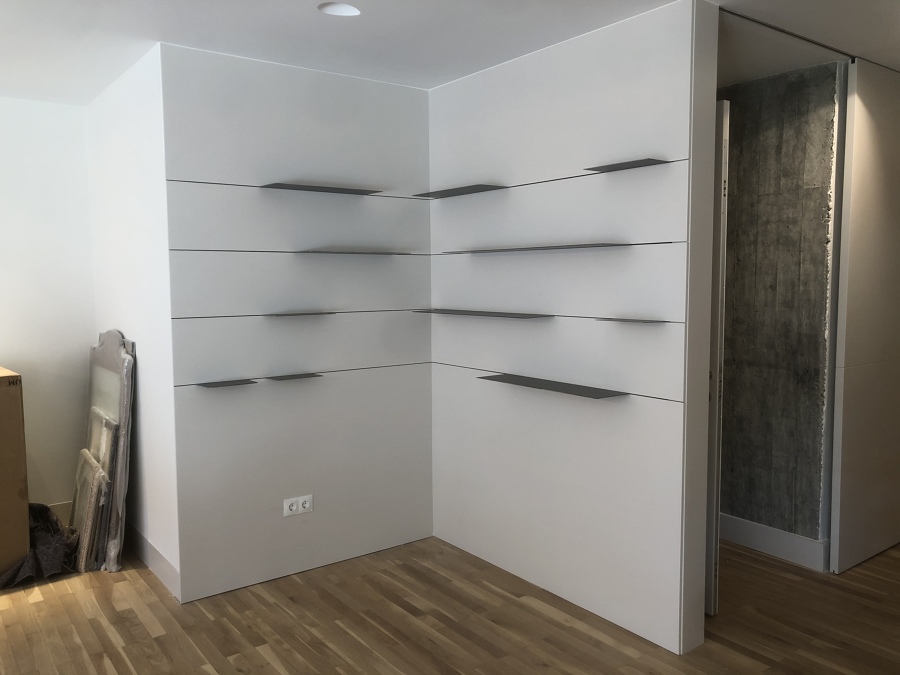 Pared forada con mdf lacado y baldas de chapa barbizada