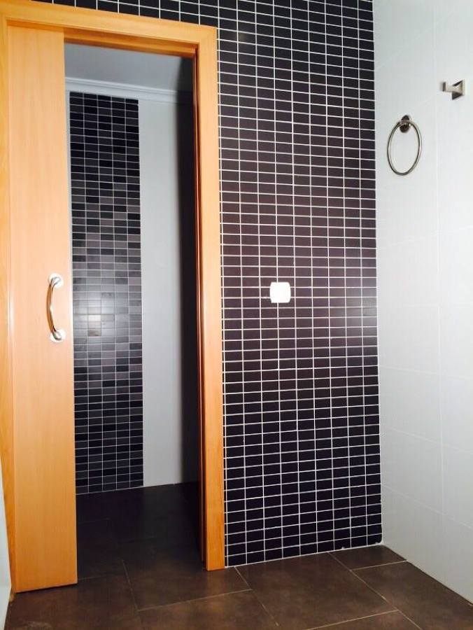 Baños en tonos grises