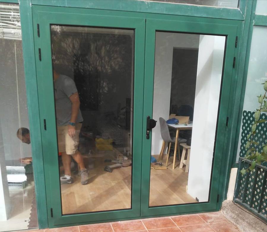 PUERTA ABATIBLE DE DOS HOJAS