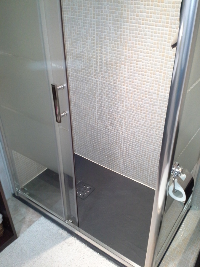 sustitución de bañera por plato y mampara