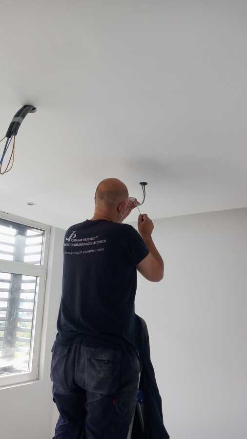 INSTALACIÓN DE LUCES LED