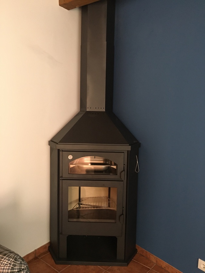 Chimenea metálica con horno en rincon