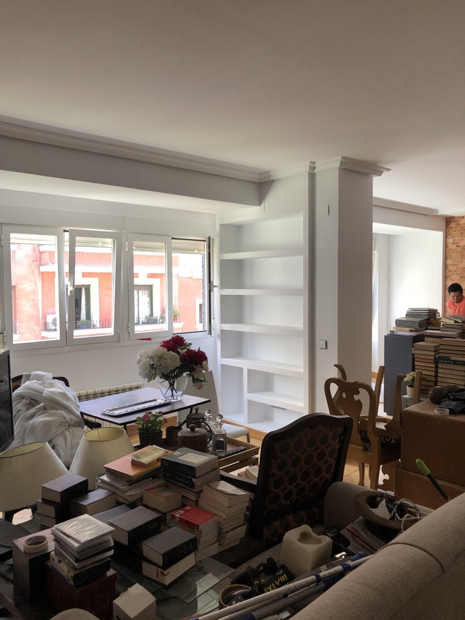 Pintar estanterías del mismo color que el salón en blanco roto