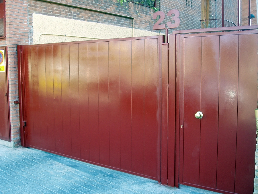 13- Puerta metálica roja